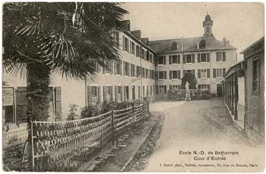 Lestelle Betharram - Cartes postales anciennes - Les &eacute;coles - La cour d'entr&eacute;e