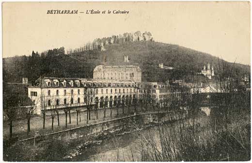 Lestelle Betharram - Cartes postales anciennes - Les &eacute;coles - L'&eacute;cole et le Calvaire