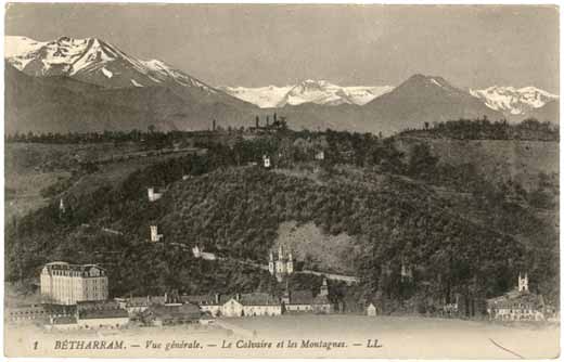 Lestelle B&eacute;tharram - Vue G&eacute;n&eacute;rale des Sanctuaires avec les Pyr&eacute;n&eacute;es