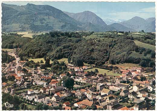 Lestelle Betharram - Cartes postales anciennes - Vue a&eacute;riennes  - Vue g&eacute;n&eacute;rale a&eacute;rienne du centre et des Pyr&eacute;n&eacute;e