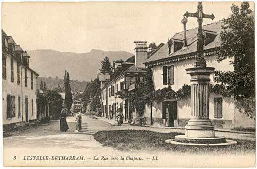 Lestelle Betharram - Cartes postales anciennes - Le village - La rue vers la Chapelle