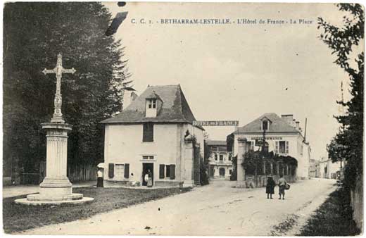 Lestelle Betharram - Cartes postales anciennes - Le village - L'Hotel de France - La place
